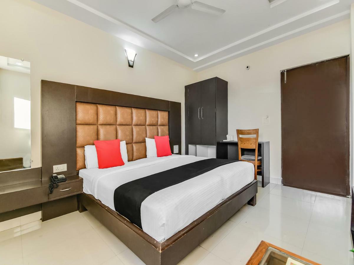 Capital O 32619 Hotel Sugar Palm Gwalior Exteriör bild