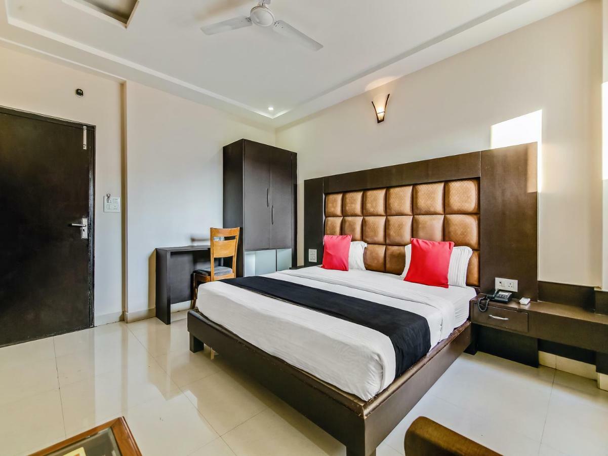 Capital O 32619 Hotel Sugar Palm Gwalior Exteriör bild